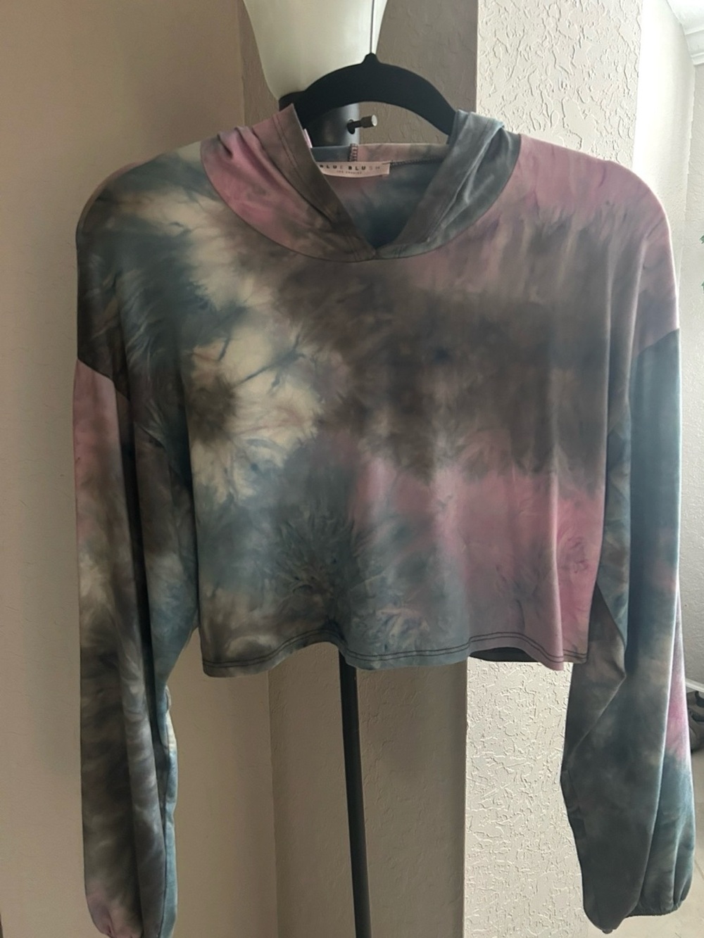 Blue Blush Cropped Tie-Dye Hoodie in Pink Blue Gray